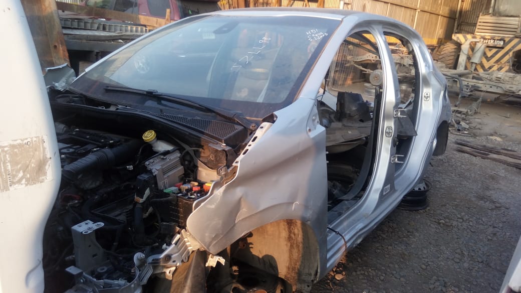  Peugeot 208  USADO